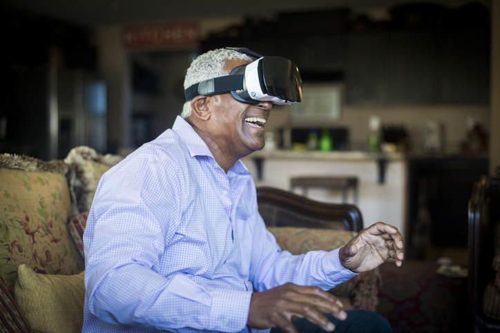 Bild på äldre man med VR-glasögon