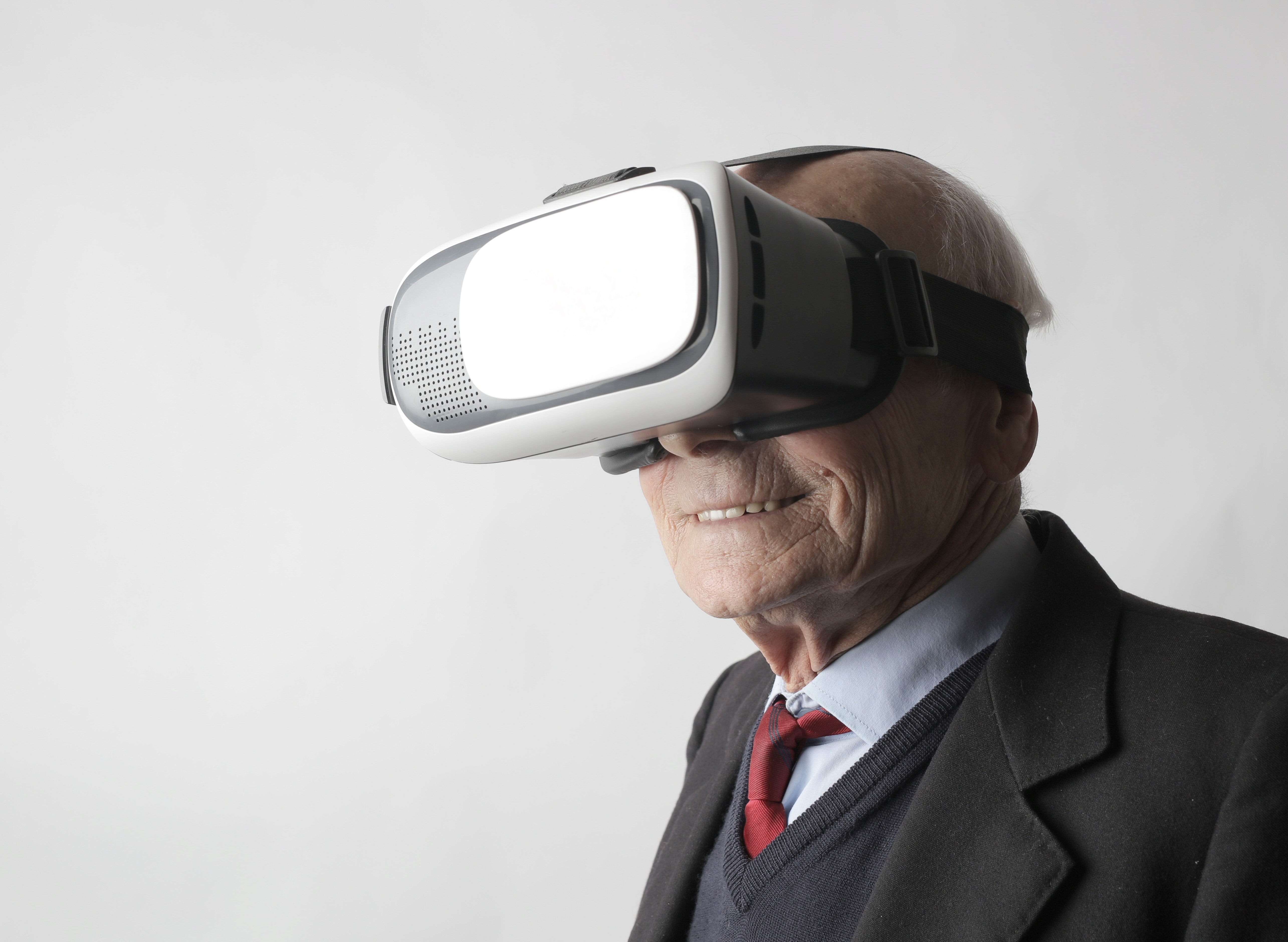 Äldre manmed VR-glasögon
