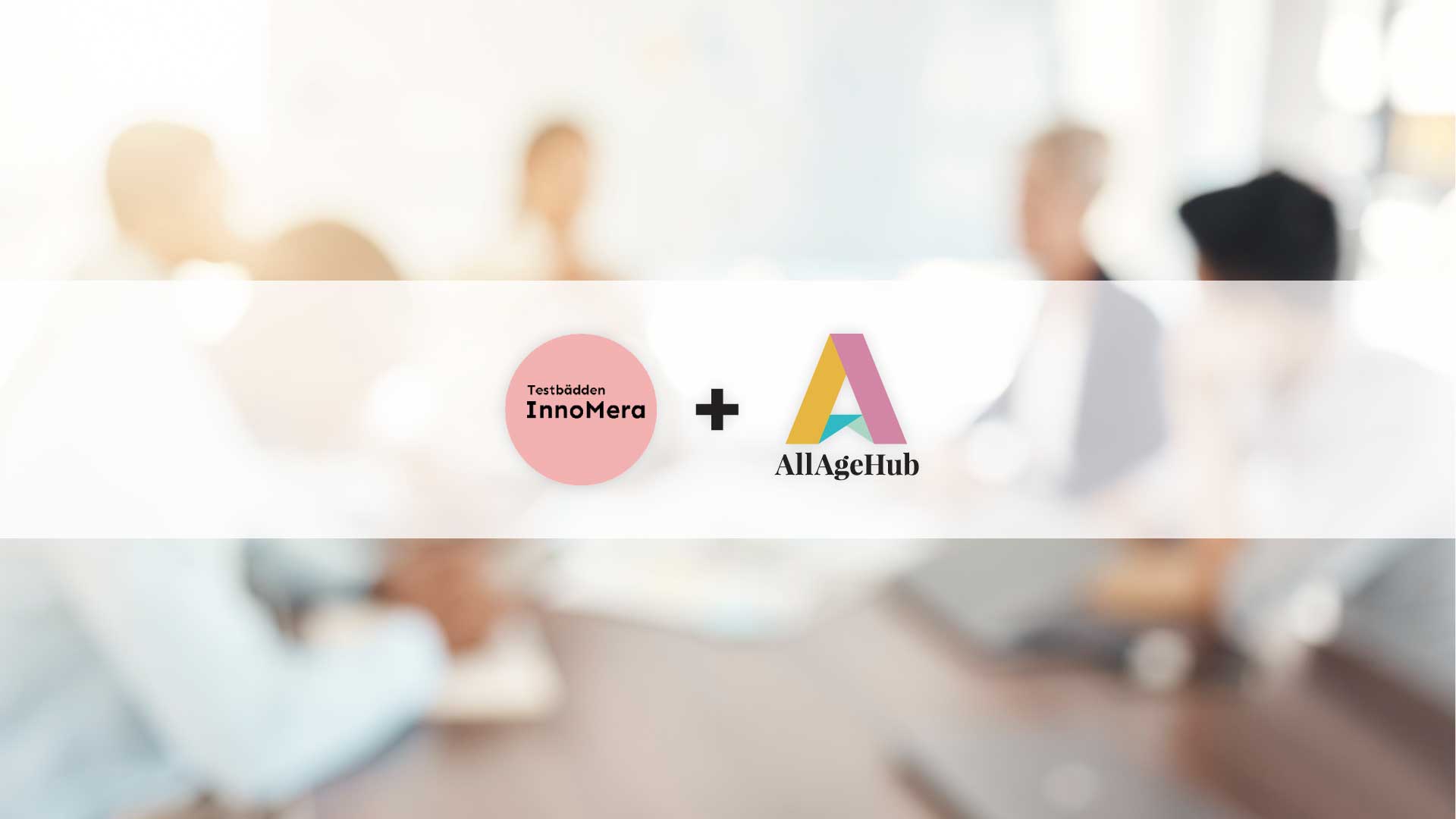 Suddiga personer som sitter runt ett bord. I förgrunden ligger en vit banner med två logtyper på - en för testbädden innomera och en för AllAgeHub