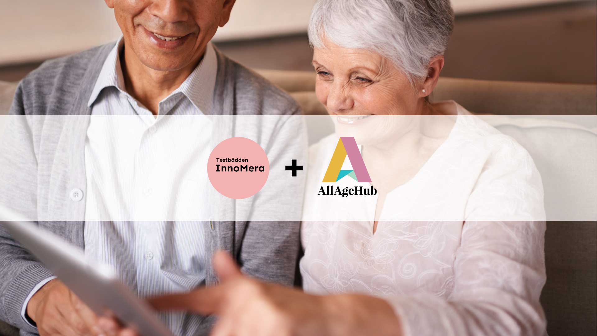 Två äldre personer som ler och tillsammans tittar på en surfplatta