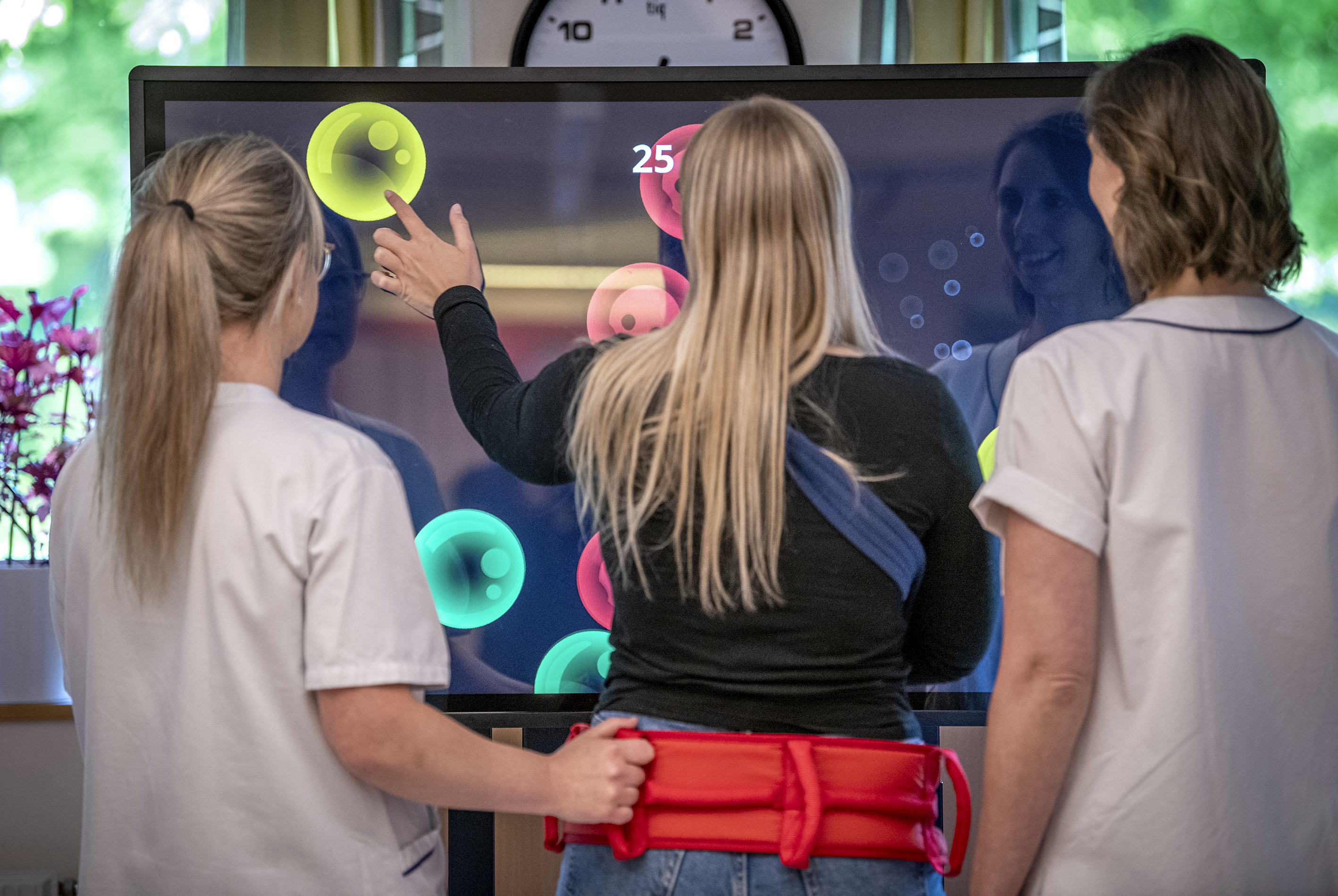 Kvinna som interagerar med en aktivitetsskärm