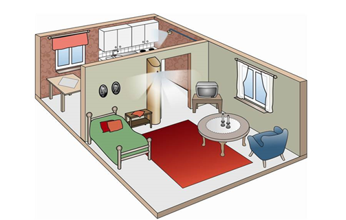 Illustration över ett hem med en säng, en tv, en fåtölj och ett kök. Till vänster om sängen sitter boendesprinklern och ser ut att spruta ut vattendimma.