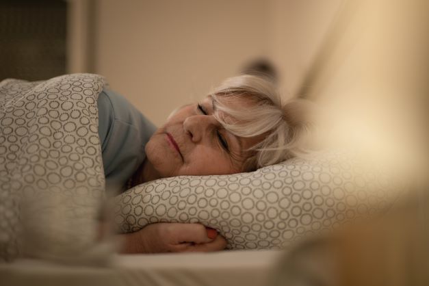 Bild på äldre dam som sover fridfullt