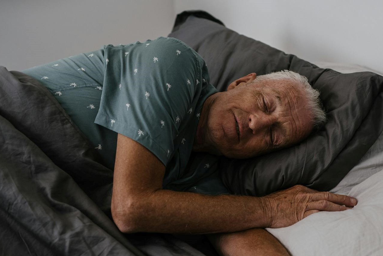 Äldre gråhårig man som sover